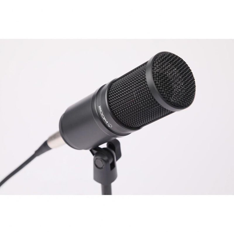 Pack Podcast Zoom ZDM-1PMP Micrófono XLR con Audífonos y Soporte de Mesa